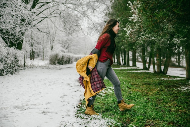 Vrouw gelukkig lente komt uitkleden