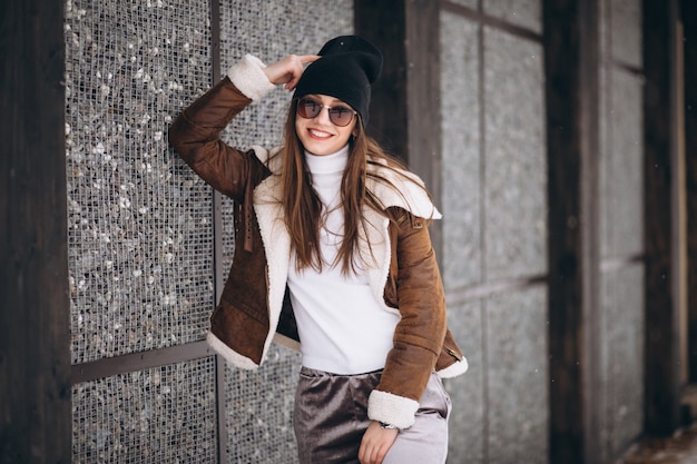 Vrouw gelukkige otside in de winter