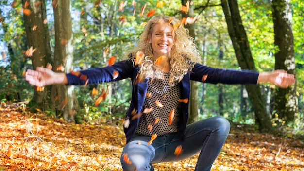 Foto vrouw geniet in het park in de herfst