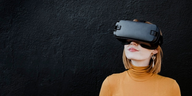 Vrouw geniet van een vr-ervaring