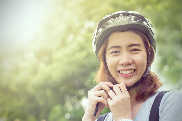 Vrouw geniet van fietsen