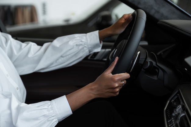 Vrouw geniet van haar financiële onafhankelijkheid terwijl ze een auto koopt