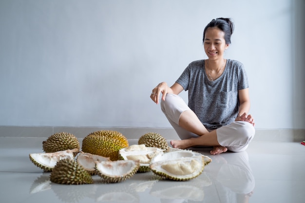 Vrouw geniet van het eten van durian fruit