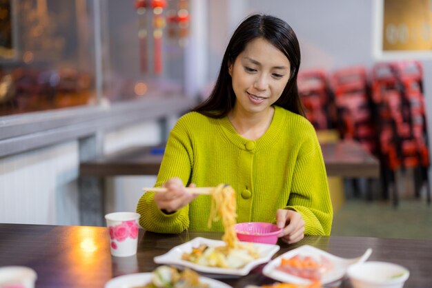 Vrouw geniet van het Taiwanese traditionele restaurant.