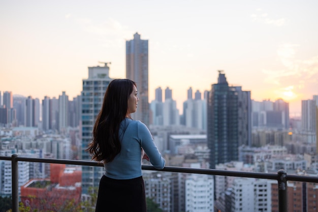 Vrouw geniet van het uitzicht op de stad in Hong Kong