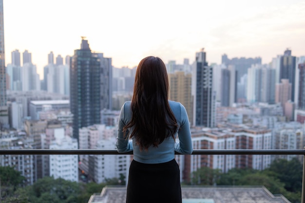 Vrouw geniet van het uitzicht op de stad in Hong Kong