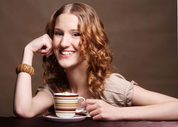 Vrouw geniet van koffietijd