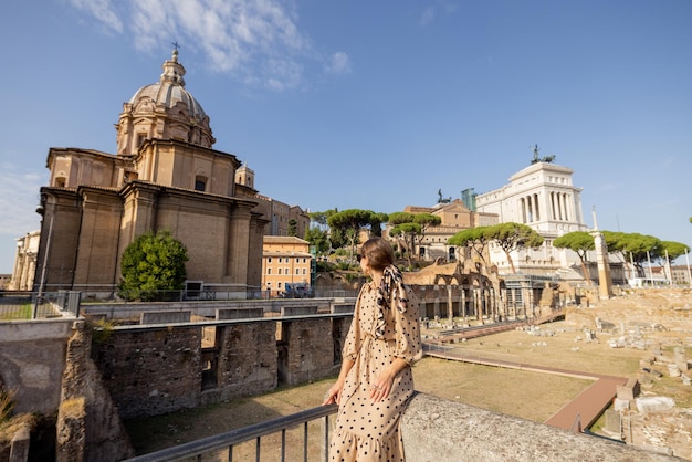 Vrouw geniet van uitzicht op het romeinse forum in rome