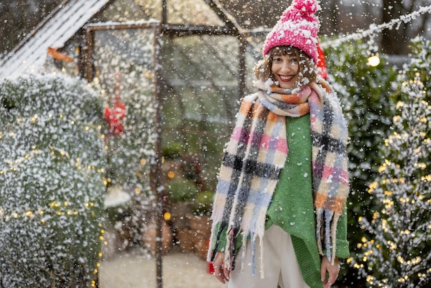 Vrouw geniet van wintervakantie in prachtig ingerichte achtertuin