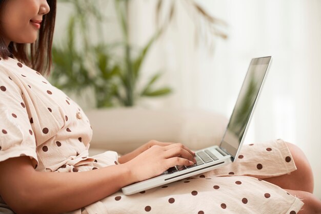 Vrouw genieten die aan computer werkt