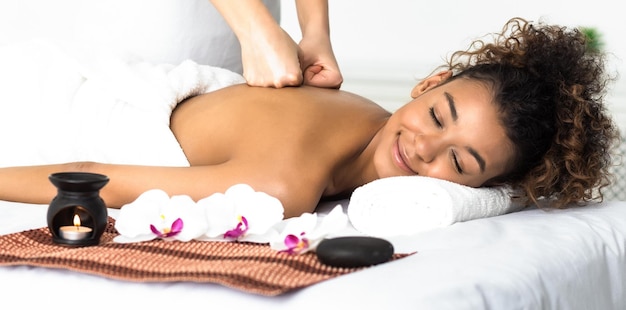 Vrouw genieten van aroma massage in spa salon