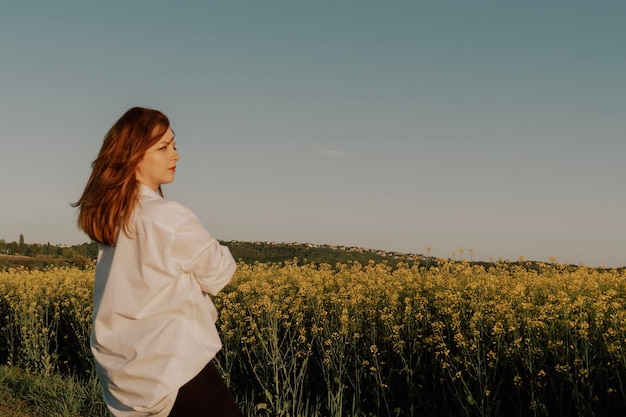 Vrouw genieten van de zonsondergang in de gearchiveerde