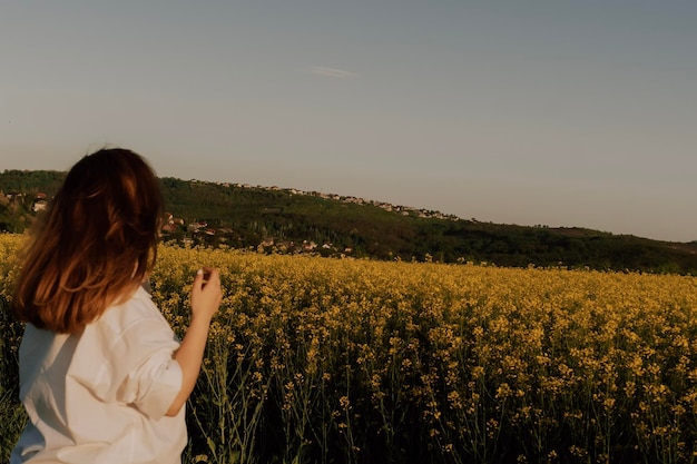 Vrouw genieten van de zonsondergang in de gearchiveerde