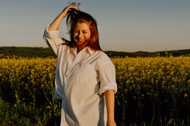 Vrouw genieten van de zonsondergang in de gearchiveerde