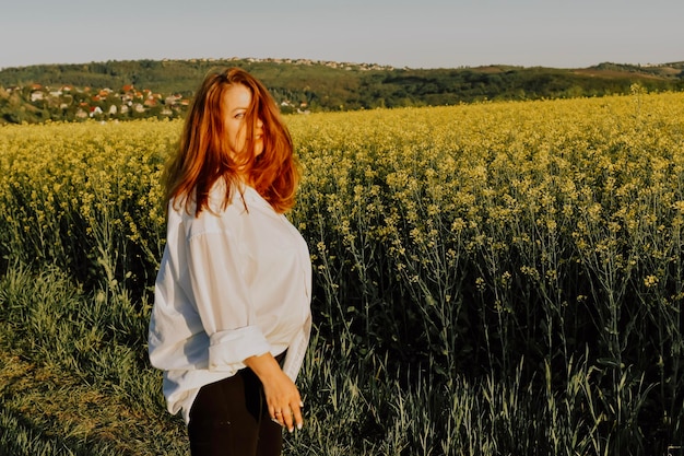 Vrouw genieten van de zonsondergang in de gearchiveerde