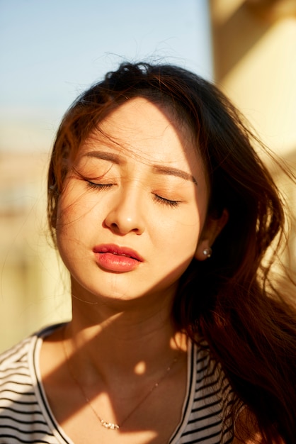 Vrouw genieten van frisse lucht