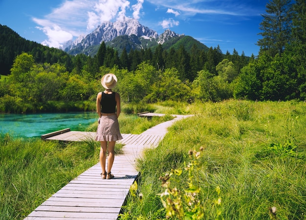 Vrouw genieten van groene natuur buitenshuis natuurreservaat in slovenië europa mensen in de natuur