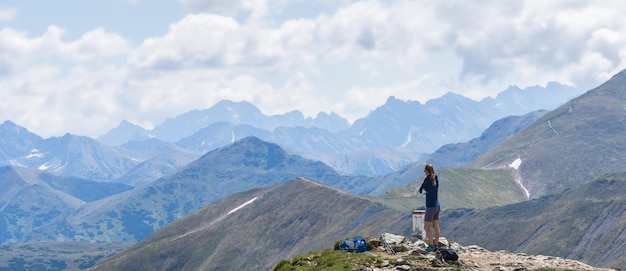 Vrouw genieten van prachtig uitzicht op bergketens van bergtop Slowakije Europa