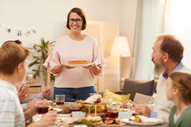 Vrouw geserveerd dessert na het diner