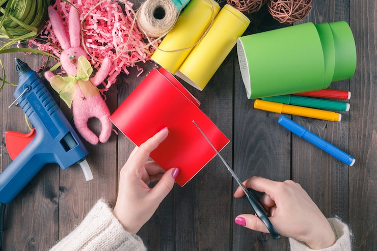 Foto vrouw gesneden rode kleur papier