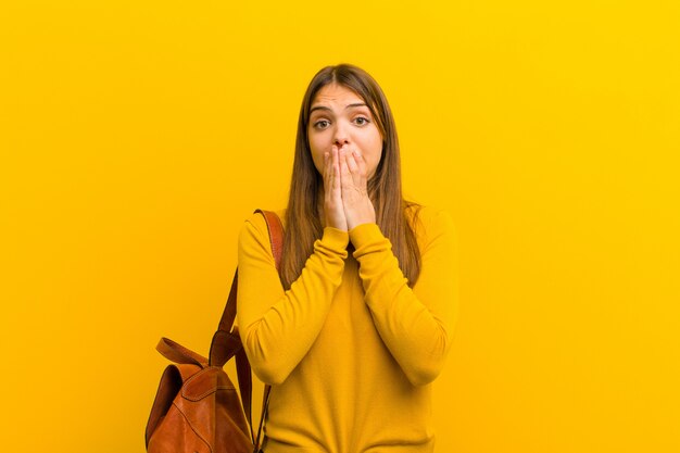 vrouw gevoel bezorgd, overstuur en bang, mond met handen bedekkend, angstig kijkend en verknald