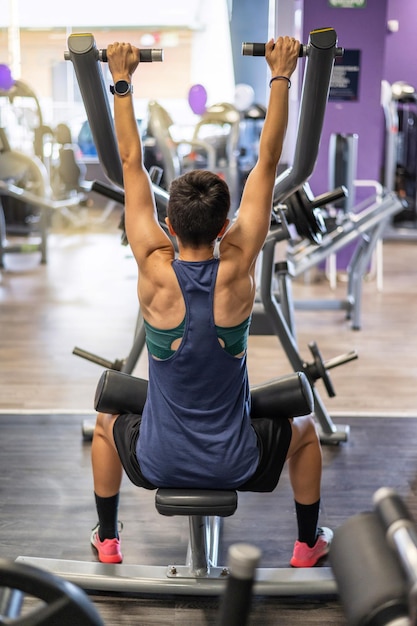 Vrouw Gewichtheffen In De Sportschool Vrouw In De Sportschool Uitoefenen Op Een Machine Achteraanzicht