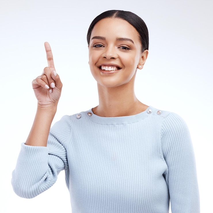 Foto vrouw gezicht portret glimlach en omhoog wijzend naar mock up verkoopbevordering advertentieruimte of korting deal mockup merk commerciële marketingstudio of productplaatsing vrouw op witte achtergrond