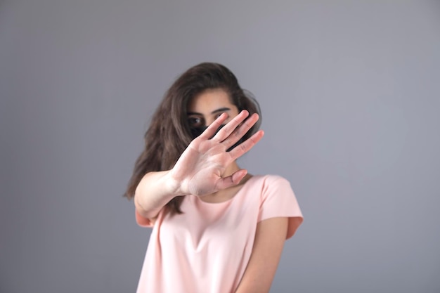 Vrouw gezichtsmasker en hand stopbord