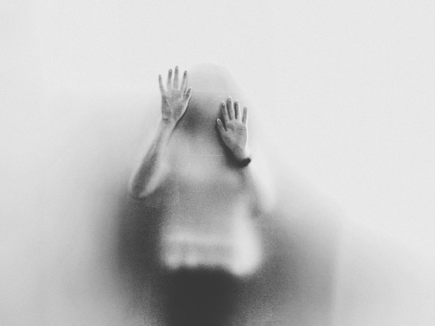 Vrouw gezien door een glasraam