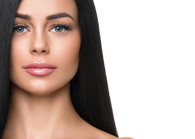 Vrouw gezonde huid wimpers extensie schoonheid natuurlijke make-up cosmetische leeftijd concept. Geïsoleerd op wit. Studio opname.
