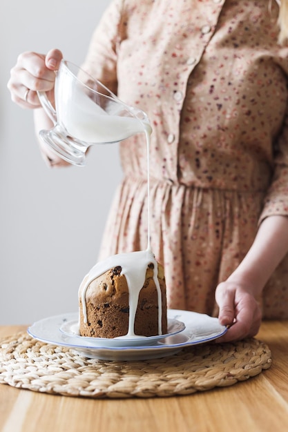 Vrouw giet witte room op bake