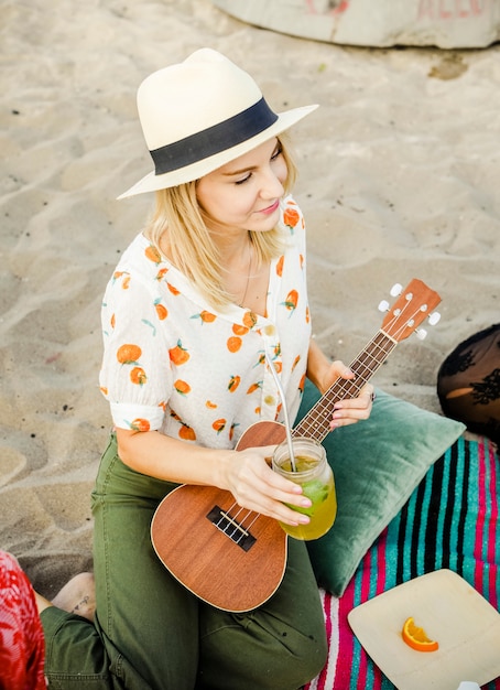 vrouw gitaar spelen