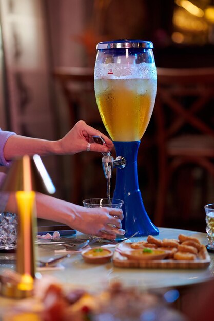 Vrouw glas vullen met bier