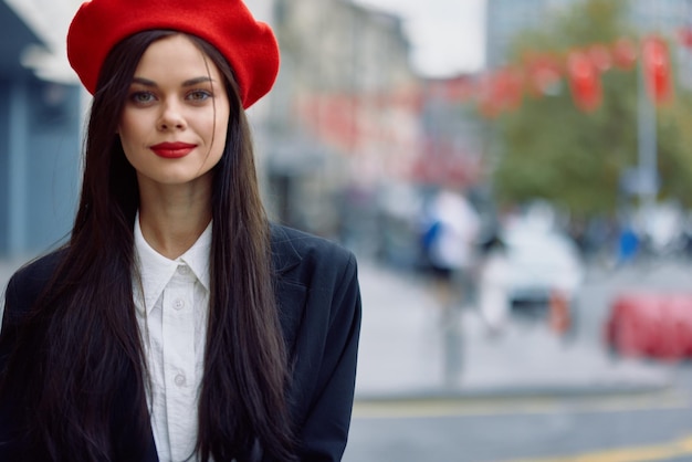 Vrouw glimlach wandelingen wandelingen in de stad tegen de achtergrond van kantoorgebouwen stijlvolle modieuze vintage kleding en make-up herfstwandeling reizen