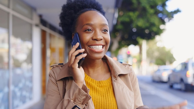 Vrouw glimlachen en gelukkig op straat telefoongesprek of discussie met nieuws of communicatie ontwerper rapport en Zuid-Afrika stad met chat netwerk of gesprek met verbinding voor ondernemerschap