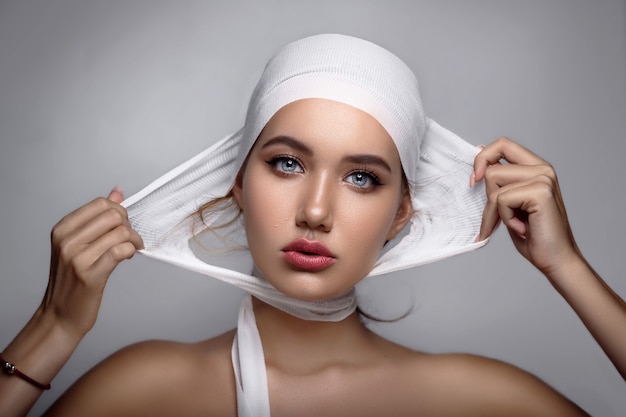 Foto vrouw haalt het verband van haar hoofd