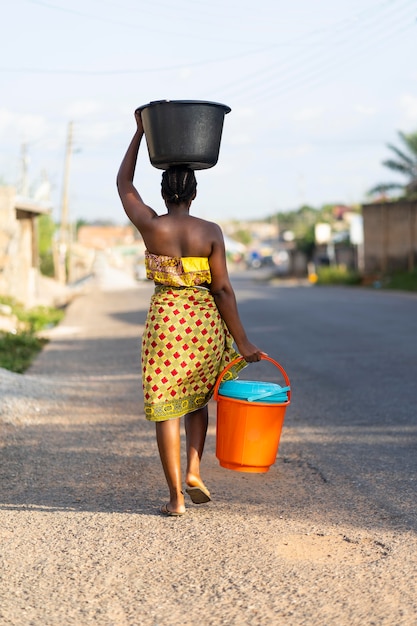 Vrouw haalt water van buiten