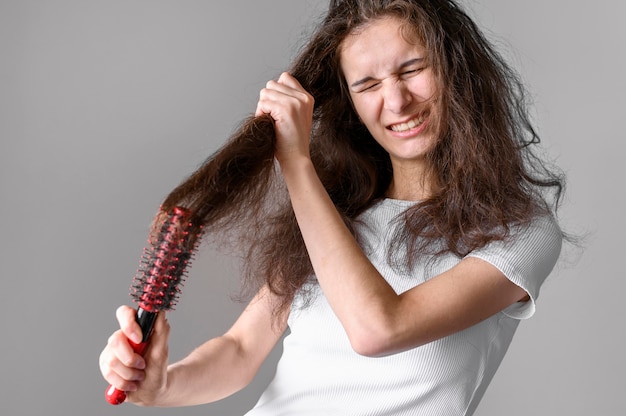 Foto vrouw haar borstelen