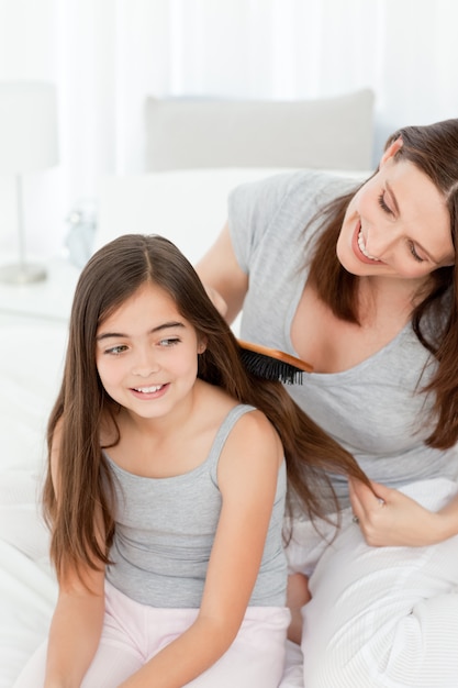 Vrouw haar dochter borstelen