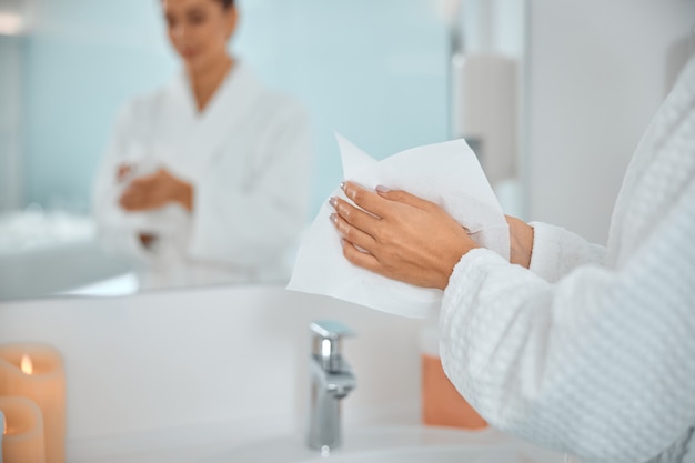 Foto vrouw haar handen wassen in de gootsteen