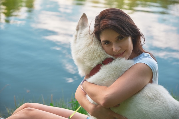 Vrouw haar hond knuffelen