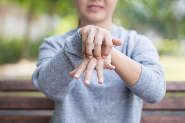 Vrouw haar huid krabben