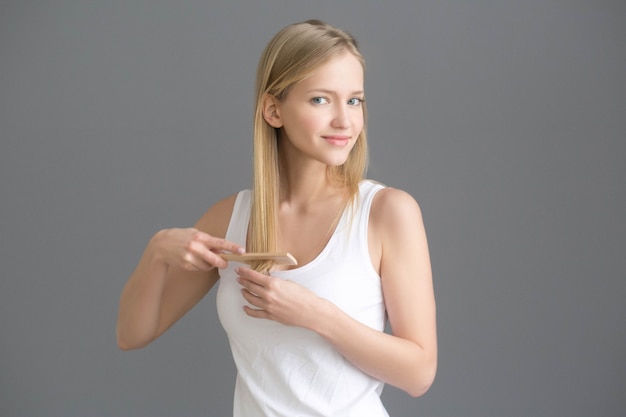 Vrouw haar kam. Problemen met haar. Studio opname.