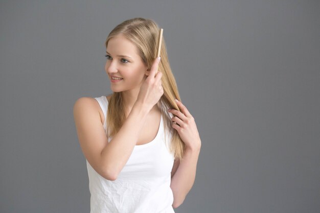 Vrouw haar kam. Problemen met haar. Studio opname.