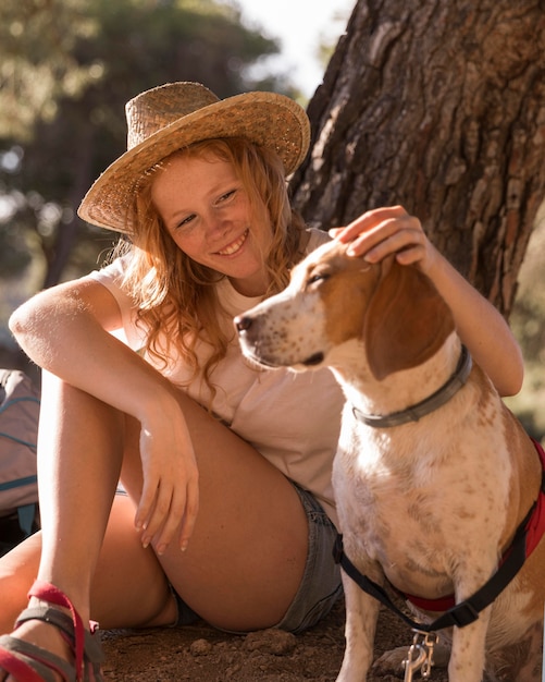 Foto vrouw haar schattige hond aaien