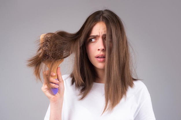 Vrouw haaruitval probleem kaalheid van het hoofd gezondheidszorg shampoo en schoonheidsproduct concept