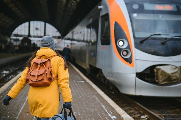Vrouw haast zich om op tijd te komen voor treinreis per trein