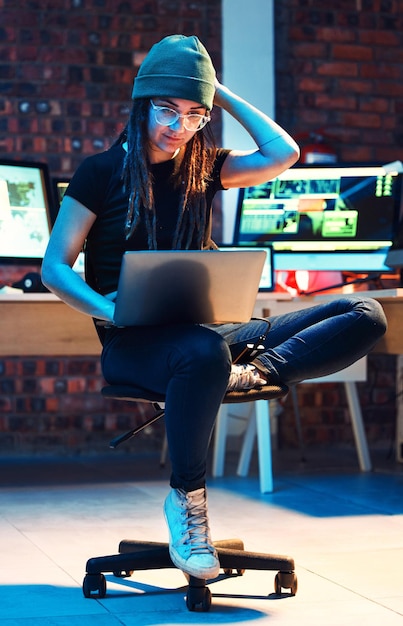 Vrouw hacker nacht en denk met laptop verward en coderen met data-analyse voor informatietechnologie Vrouwelijke IT-expert computer of cybercriminaliteit met probleemoplossend denken en ontwikkeling