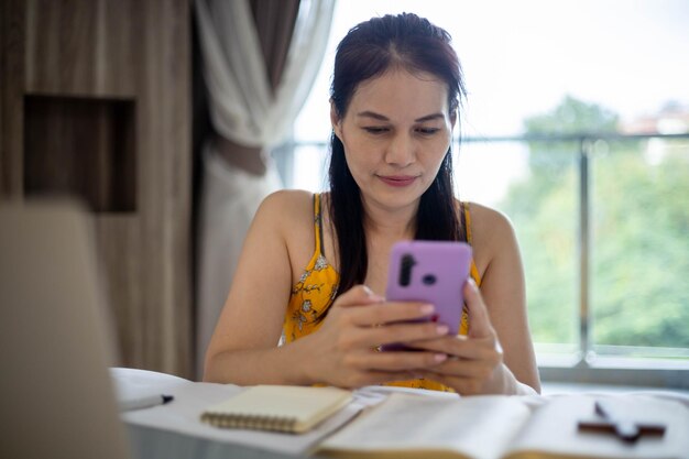 Vrouw hand bidden op heilige bijbel in de ochtend Studie bijbel met online aanbidding