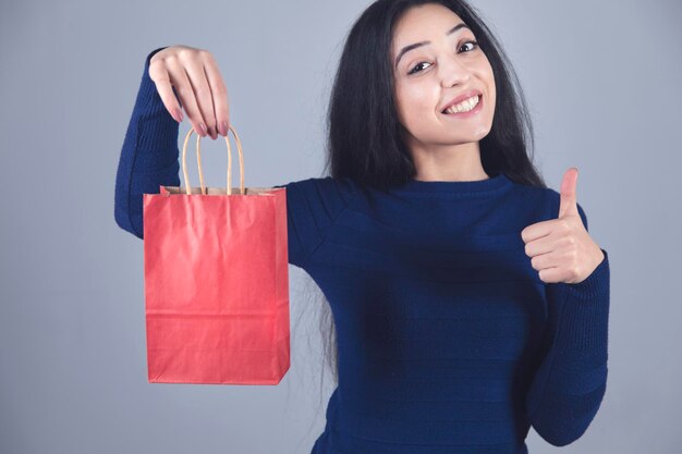 Vrouw hand boodschappentas met oke teken